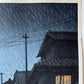 nuit, la pluie tombe sur la rue du village de Kawarako, pluie dans le ciel gris bleu
