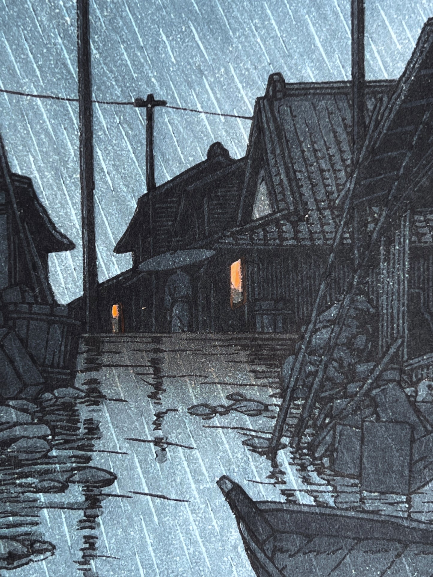 nuit, la pluie tombe sur la rue du village de Kawarako, reflet de l'eau, homme sous un parapluie
