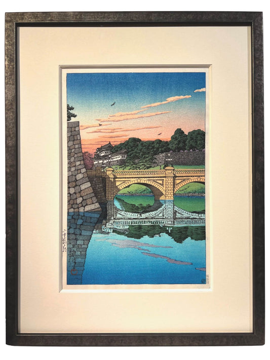 estampe japonaise encadrée paysage de Hasui pont niju au lever du jour avec cadre argent anthracite brossé