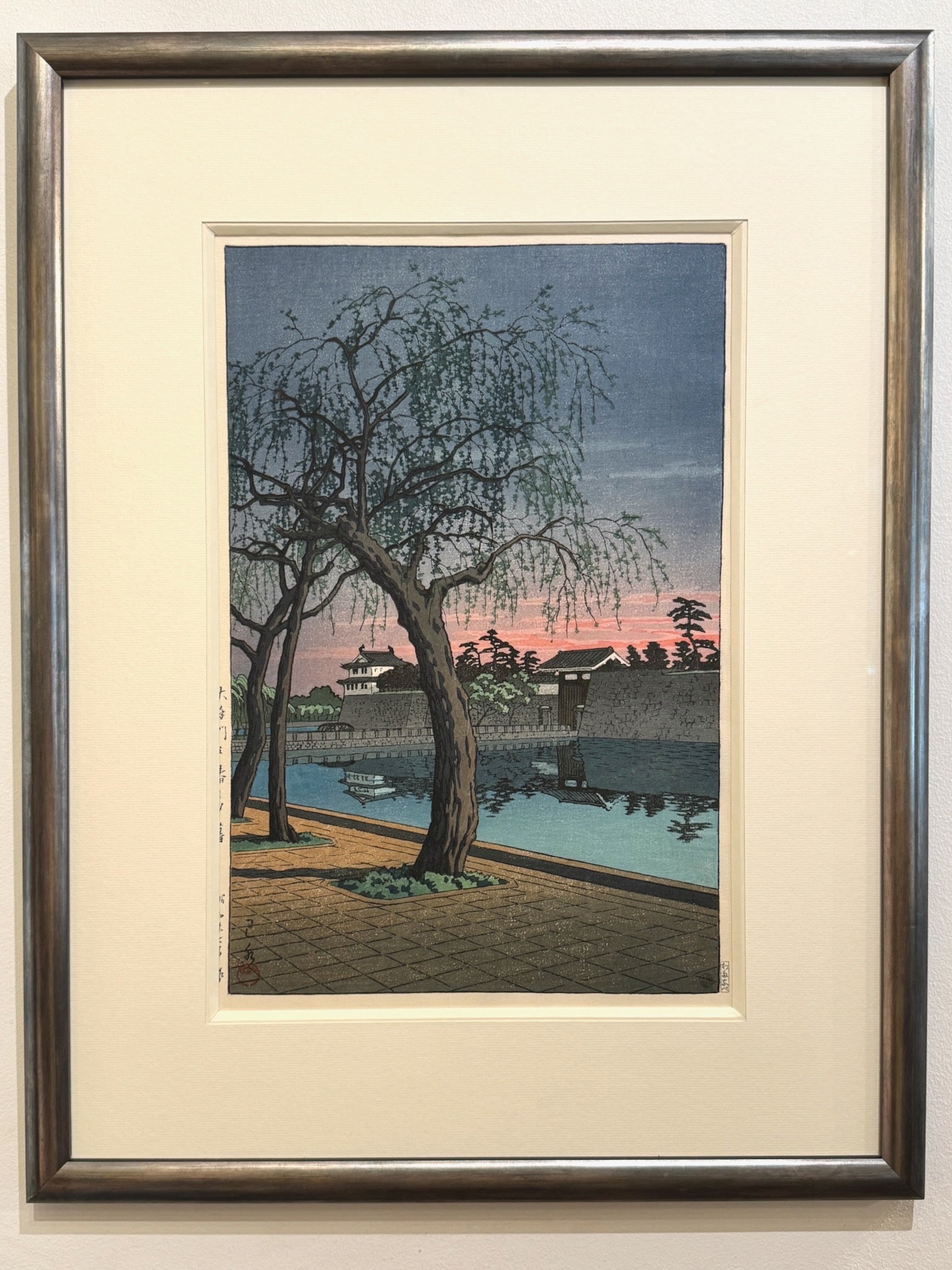 estampe japonaise de Hasui, le palais impérial au crépuscule, avec un cadre argent
