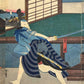 estampe japonaise en triptyque de Hirosada, scene de Kabuki combat au sabre entre deux samouraïs, gros plan sur samourai sabre en main 