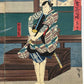 estampe japonaise en triptyque de Hirosada, scene de Kabuki combat au sabre entre deux samouraïs, gros plan sur samourai tatoué