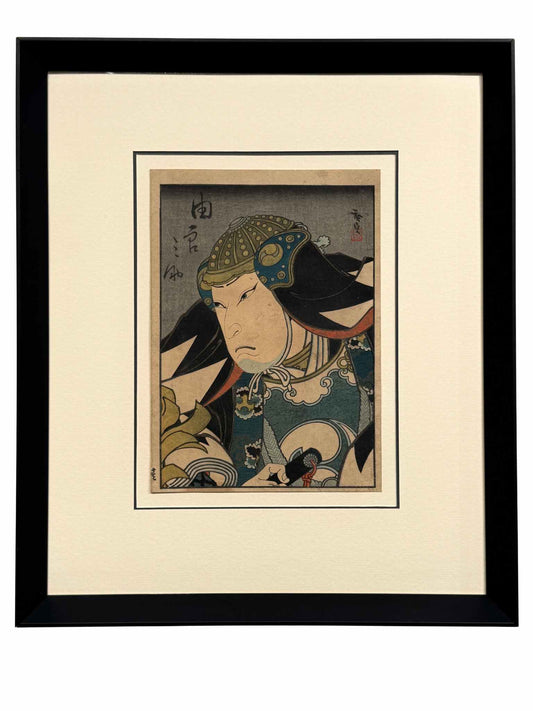 Estampe Japonaise encadrée de Konishi Hirosada représentant l'acteur Mimasu Daigorō IV dans le rôle de Yuranosuke, le chef des 47 rōnin, avec cadre en toit noir
