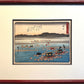 Estampe japonaise encadrée de Hiroshige, série Tokaido, des personnes traversent la rivière sur des chaises à porteur, avec cadre motif bambou rouge