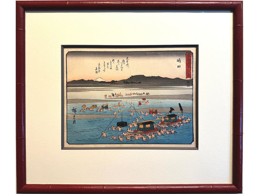 Estampe japonaise encadrée de Hiroshige, série Tokaido, des personnes traversent la rivière sur des chaises à porteur, avec cadre motif bambou rouge
