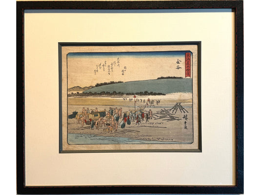 estampe japonaise encadrée de Hiroshige,  le Tokaido Kyoka station Kanaya. Des porteurs déposent bagages et voyageurs après avoir traversé la rivière, avec cadre noir
