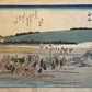estampe japonaise encadrée de Hiroshige,  le Tokaido Kyoka station Kanaya. Des porteurs déposent bagages et voyageurs après avoir traversé la rivière.