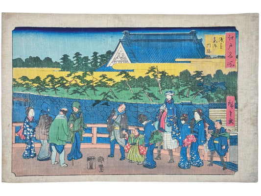 estampe japonaise de hiroshige, traversée du pont vers temple, adultes et enfants en kimono, pins