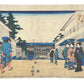 estampe japonaise hiroshige, edo meisho, vue depuis Kasumigaseki, femmes et guerriers marchant dans la rue, bâtiments en pierre blanche et bleue vue sur mer voiliers 