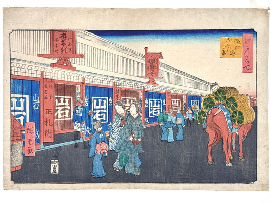 estampe japonaise de Hiroshige rue marchande femmes en kimono et homme marchant, cheval avec tonneaux de sake