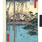 Estampe Japonaise d’Utagawa Hiroshige montrant le pont en arc du sanctuaire Kameido Tenjin encadré par des grappes de glycines en fleurs.