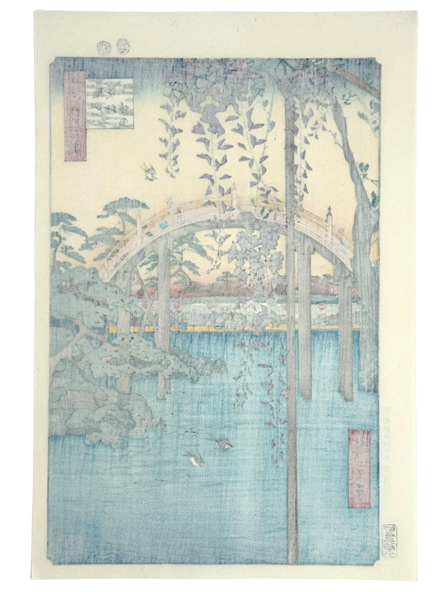 Estampe Japonaise d’Utagawa Hiroshige montrant le pont en arc du sanctuaire Kameido Tenjin encadré par des grappes de glycines en fleurs, le verso
