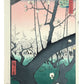 Estampe Japonaise d’Utagawa Hiroshige montrant le tronc noueux du prunier célèbre de Kameido en fleurs, avec promeneurs au loin.