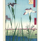 Estampe Japonaise d’Utagawa Hiroshige représentant deux grands iris au premier plan et un vaste jardin fleuri en arrière-plan.