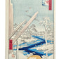 Estampe japonaise de Hiroshige, un paysage d’hiver enneigé avec rivière bleu, chantier forestier, chiens et parapluie jaune.