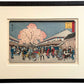 Estampe Japonaise encadrée de Hiroshige, scène animée au Yoshiwara une nuit sous les cerisiers en fleurs, avec cadre noir