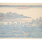 Trois personnages en barque admirent les lotus sur l’étang de Shinobazu avec le temple Benten-dô en arrière-plan, le verso