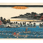 Trois personnages en barque admirent les lotus sur l’étang de Shinobazu avec le temple Benten-dô en arrière-plan.