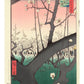 Estampe Japonaise d’Utagawa Hiroshige montrant le tronc noueux du prunier célèbre de Kameido en fleurs, avec promeneurs au loin.