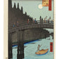 Estampe Japonaise d’Utagawa Hiroshige montrant le pont Kyōbashi au clair de lune avec pèlerins et entrepôts de bambous le long du quai Tategashi.