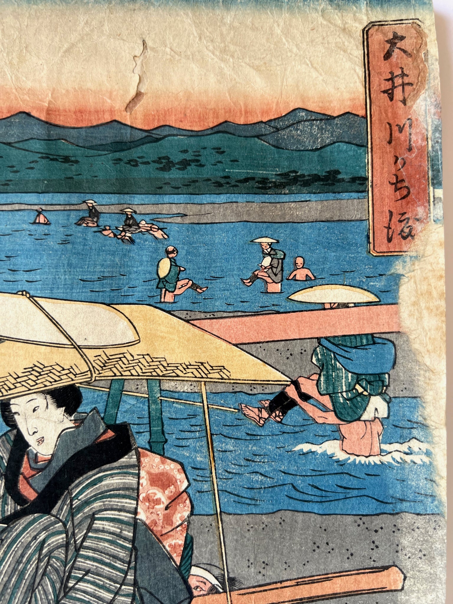 estampe japonaise traversée de rivière par femmes en kimono et leurs porteurs, cartouche titre