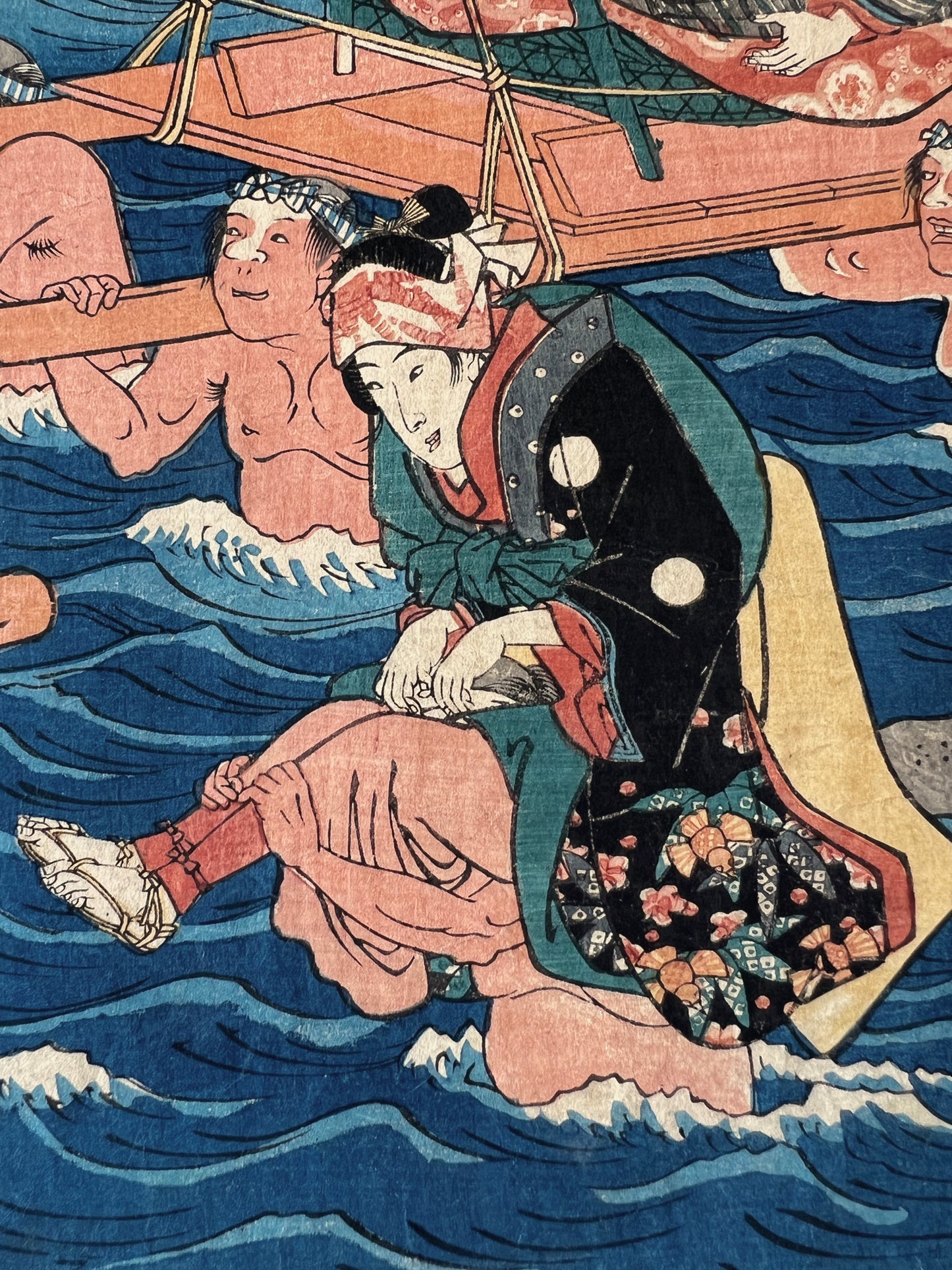 estampe japonaise traversée de rivière par femmes en kimono et leurs porteurs, courtisane kimono noir sur les épaules  d'un porteur dans l'eau