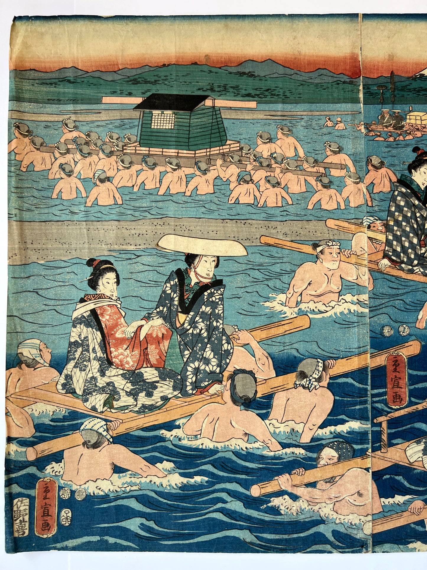 estampe japonaise traversée de rivière par femmes en kimono et leurs porteurs, palanquin et plateforme en bois