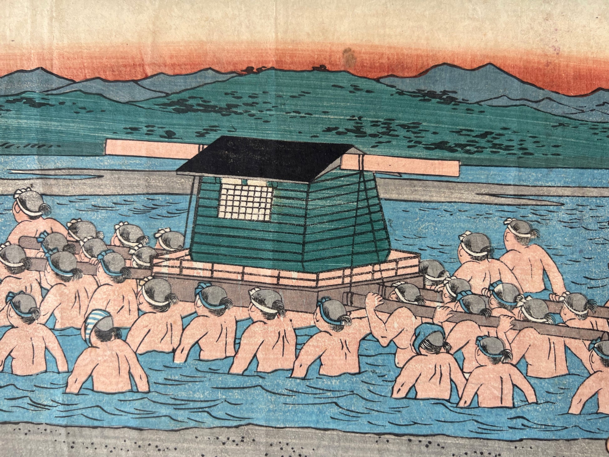 estampe japonaise traversée de rivière par femmes en kimono et leurs porteurs, palanquin vert et montagne
