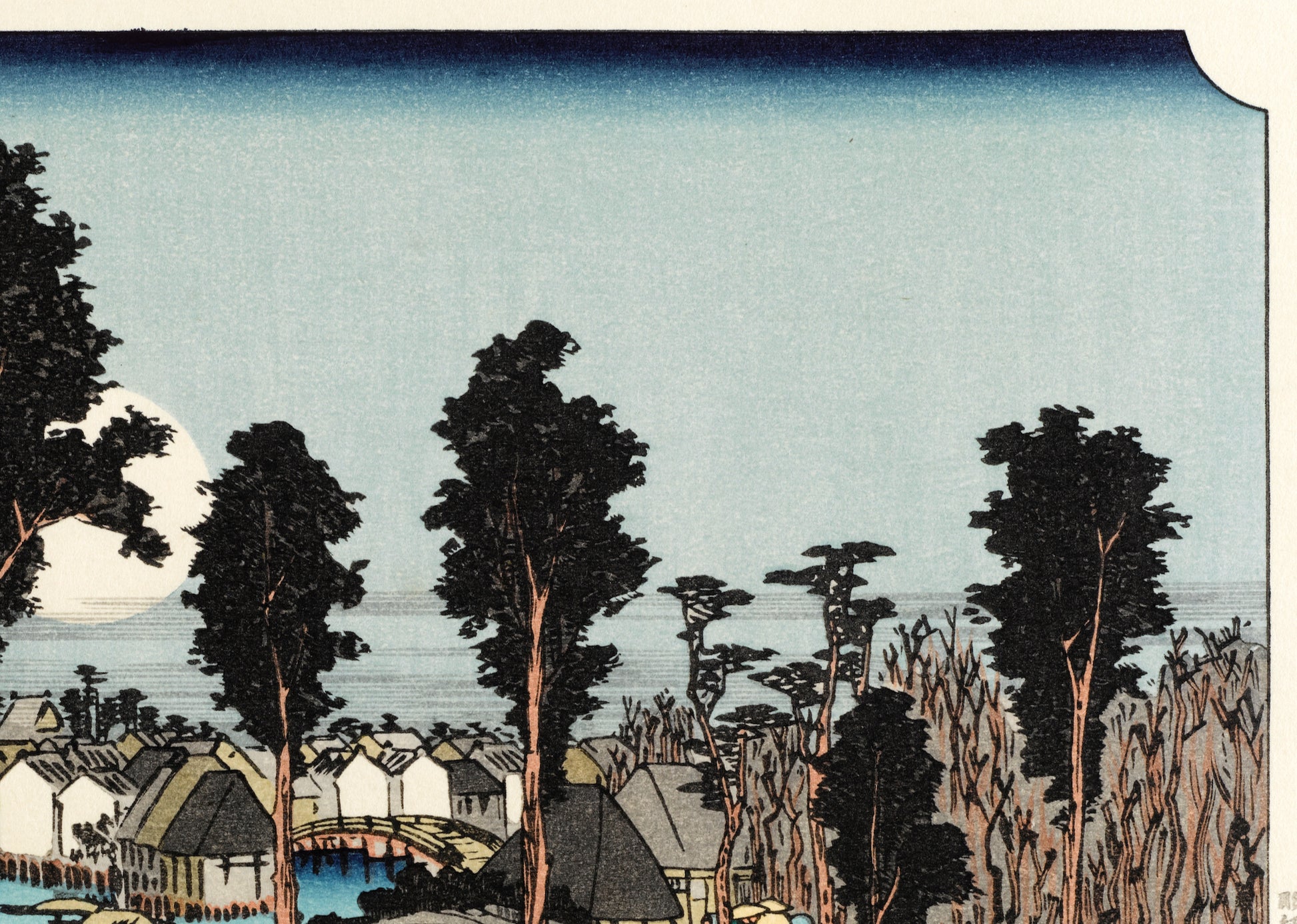 estampe japonaise de Hiroshige, des voyageurs sur la route du Tokaido arrivent au village de Nemazu, sous une nuit de pleine lune, le ciel et les arbres