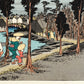 estampe japonaise de Hiroshige, des voyageurs sur la route du Tokaido arrivent au village de Nemazu, sous une nuit de pleine lune, voyageurs sur chemin