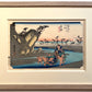estampe japonaise de paysage de Hiroshige, deux sumos sont portés par quatres hommes sur le chemin inondé du Tokaido, encadré avec un cadre en chene, passe-partout et biseau ivoire