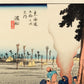 estampe japonaise de hiroshige grand tokaido des voyageurs font halte sous un pin, texte calligraphié et la mer au loin