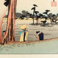 estampe japonaise de hiroshige grand tokaido des voyageurs font halte sous un pin, une mère portant son enfant sur le dos