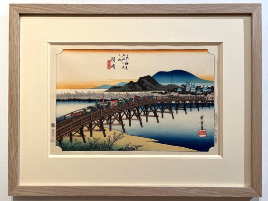 estampe japonaise de paysage de Hiroshige, une procession traverse un pont en bois, estampe encadrée avec un cadre en chêne, passe-partout et biseau ivoire