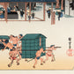 estampe japonaise des chaises à porteur devant une auberge, signature et sceau de l'artiste