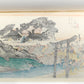 estampe japonaise de Hiroshige, la station Fujisawa du Tokaido avec un tori d'un sanctuaire shinto en premier plan, dos estampe