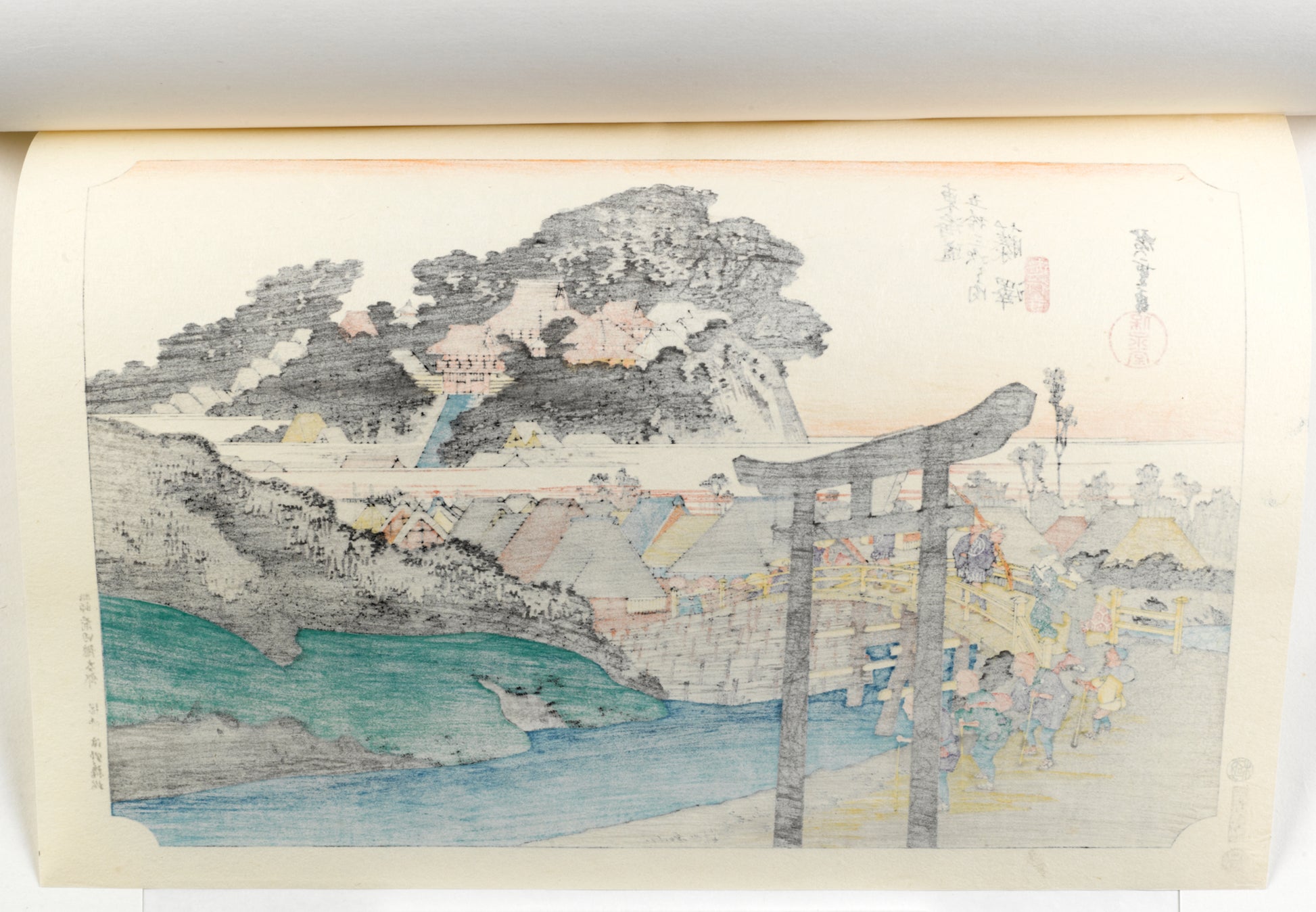 estampe japonaise de Hiroshige, la station Fujisawa du Tokaido avec un tori d'un sanctuaire shinto en premier plan, dos estampe