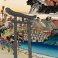 estampe japonaise de Hiroshige, la station Fujisawa du Tokaido avec un tori d'un sanctuaire shinto en premier plan, des personnes traversant le pont dont un groupe d'aveugles