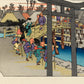 estampe japonaise de Hiroshige, la station Fujisawa du Tokaido avec un tori d'un sanctuaire shinto en premier plan, personnage avaugle avec baton