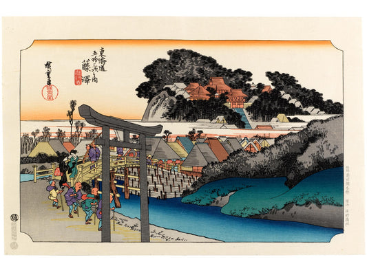 estampe japonaise de Hiroshige, la station Fujisawa du Tokaido avec un tori d'un sanctuaire shinto en premier plan