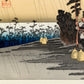 estampe japonaise paysage de Hiroshige, des pèlerins arrvient sous la pluie à la station Oiso du Tokaido, un homme avec un chapeau tirant son cheval lourdement chargé arrive au village, arbre en ombre chinoise