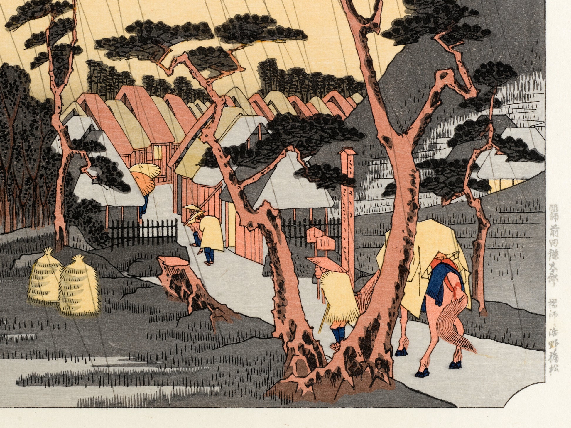 estampe japonaise paysage de Hiroshige, des pèlerins arrvient sous la pluie à la station Oiso du Tokaido, un homme avec un chapeau tirant son cheval lourdement chargé arrive au village, des arbres en premier plan