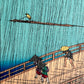 Estampe Japonaise d’Utagawa Hiroshige représentant une averse sur le pont Ōhashi et la rivière Sumida, célèbre pour la copie de Van Gogh, détail du radeau en arrière-plan