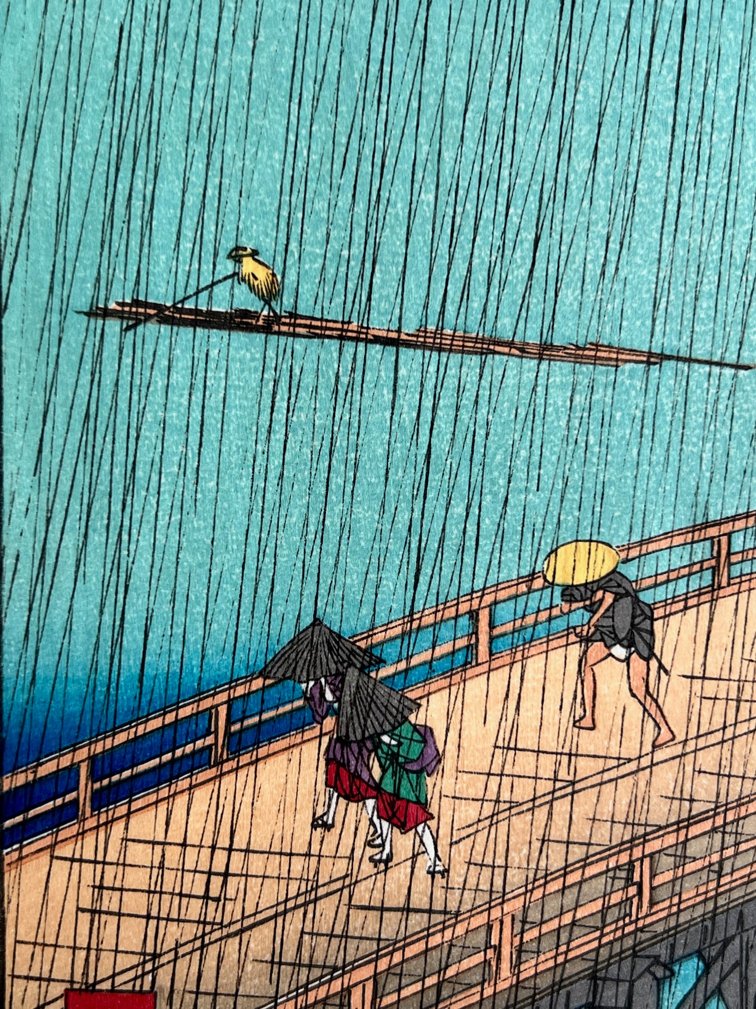 Estampe Japonaise d’Utagawa Hiroshige représentant une averse sur le pont Ōhashi et la rivière Sumida, célèbre pour la copie de Van Gogh, détail du radeau en arrière-plan