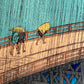 Estampe Japonaise d’Utagawa Hiroshige représentant une averse sur le pont Ōhashi et la rivière Sumida, célèbre pour la copie de Van Gogh, détail des voyageurs sur le pont