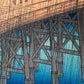 Estampe Japonaise d’Utagawa Hiroshige représentant une averse sur le pont Ōhashi et la rivière Sumida, célèbre pour la copie de Van Gogh, détail du pont