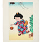 Estampe Japonaise de Kiyohara Hitoshi illustrant une enfant en kimono jouant à la balle, avec passe-partout