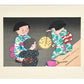 Estampe Japonaise de Kiyohara Hitoshi montrant des enfants en yukata avec jouant avec des feux d’artifice, avec passe-partout