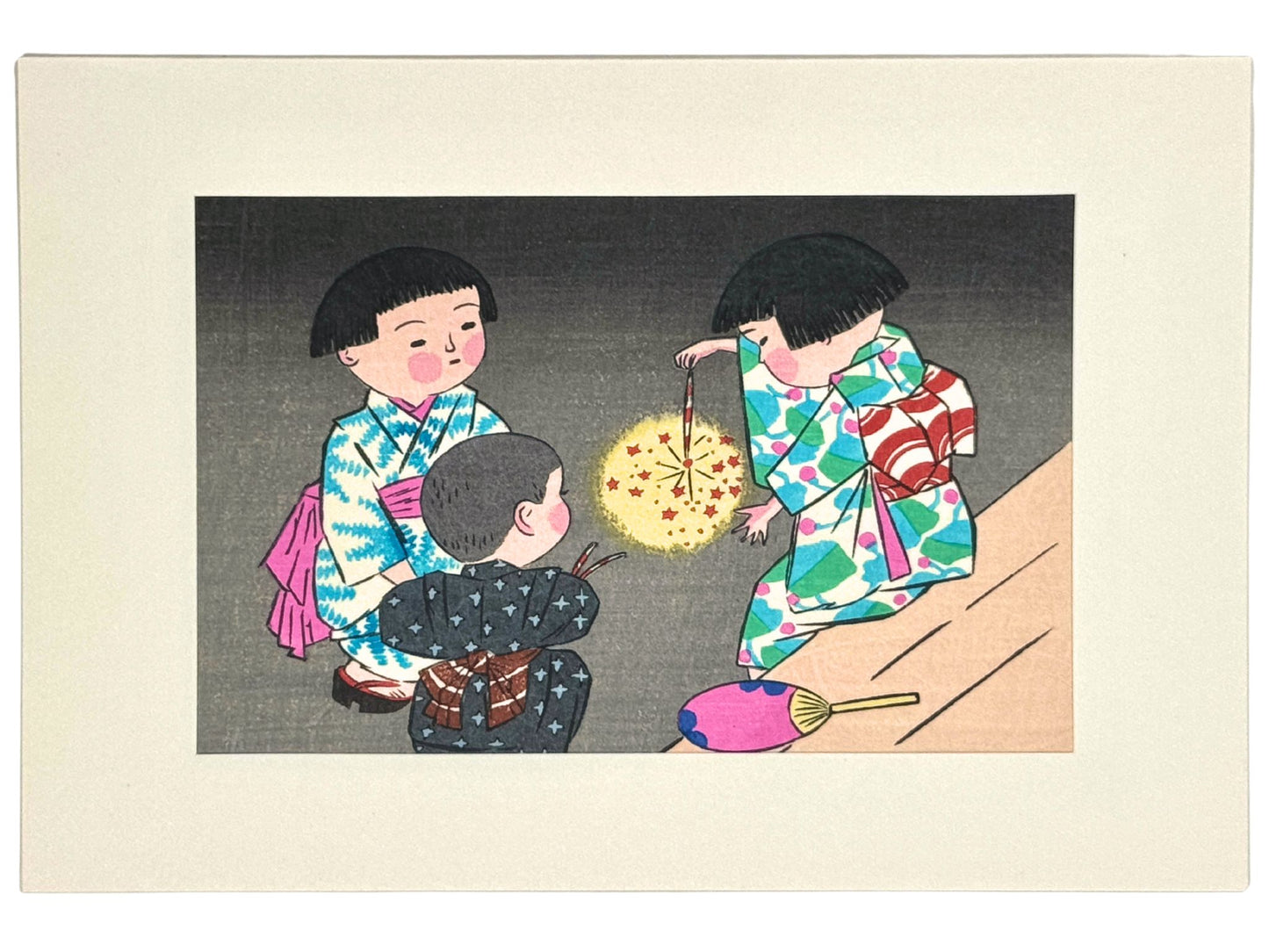 Estampe Japonaise de Kiyohara Hitoshi montrant des enfants en yukata avec jouant avec des feux d’artifice, avec passe-partout