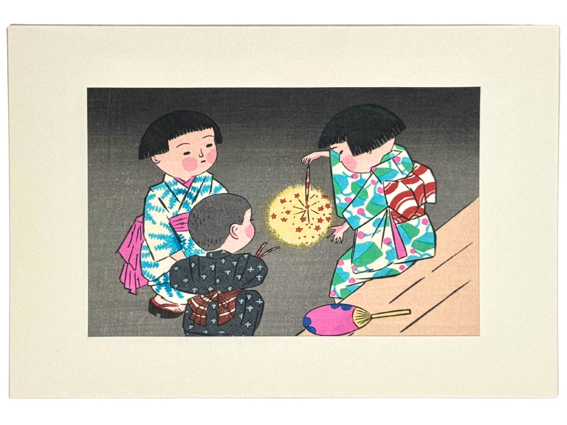 Estampe Japonaise de Kiyohara Hitoshi montrant des enfants en yukata avec jouant avec des feux d’artifice, avec passe-partout